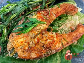 Вершковий стейк лосося зі шпинатом