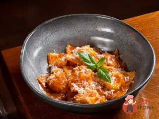 Равіолі з креветками в соусі.