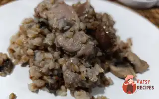 Курячі шлунки з гречкою та грибами