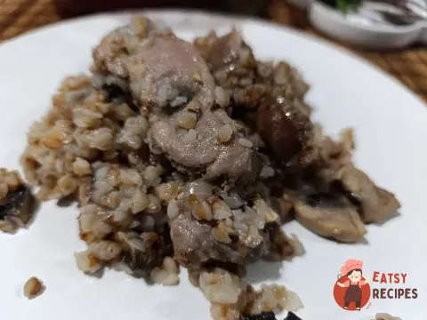 Курячі шлунки з гречкою та грибами