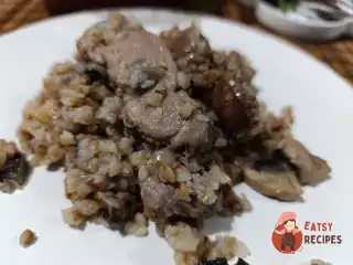 Курячі шлунки з гречкою та грибами