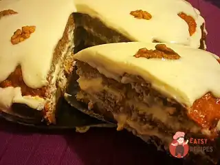Пряний морквяний торт зі сметанним кремом