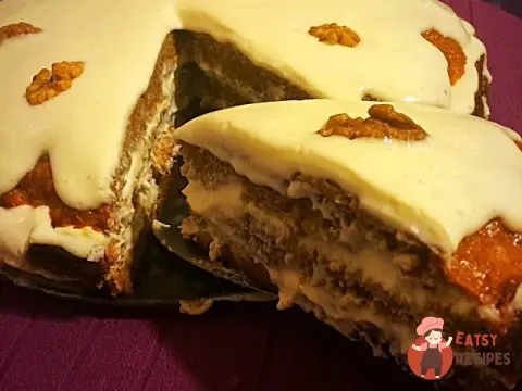 Пряний морквяний торт зі сметанним кремом