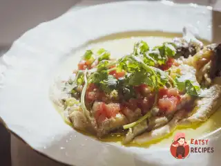 Баклажан, запечений на грилі, з кунжутним соусом тахіні