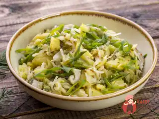 Сільський салат з квашеною капустою та білими груздями.