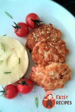 Рубані курячі котлети зі сметаною, кунжутом та вершковим пюре.