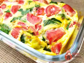 Омлет зі шпинатом і помідорами