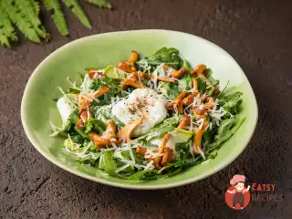 Салат з лисичками, рукколою та яйцем пашот