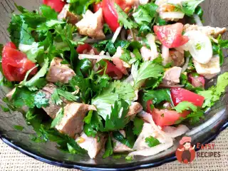 М’ясний салат із рожевими помідорами та кінзою