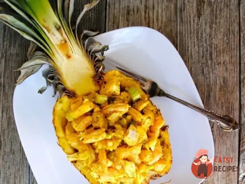 Салат з ананасу, курки та горіхів