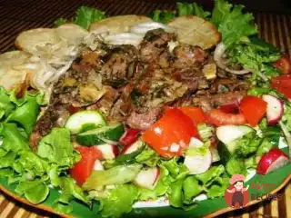 Смажена телятина з томатним соусом, маринованою цибулею та свіжими овочами.