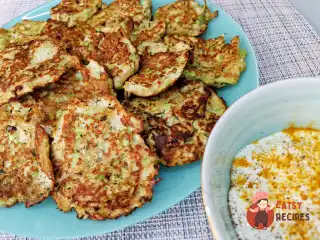 Оладки з кабачків із часником та сметанним соусом