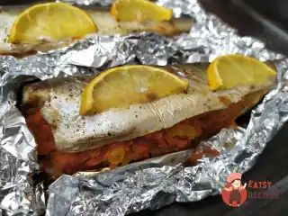 Скумбрія, запечена з овочами