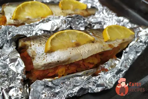 Скумбрія, запечена з овочами