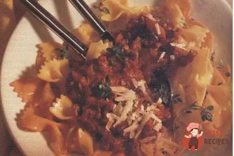 Фарфалле з болонським соусом
