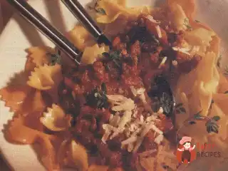 Фарфалле з болонським соусом