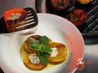 Персики на грилі з горгонзолою та медом