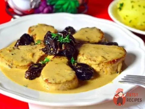 Свинячі медальйони з чорносливом