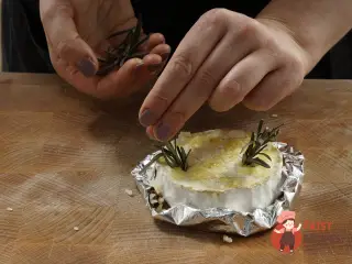 Крок 7: Запечений камамбер із сухариками