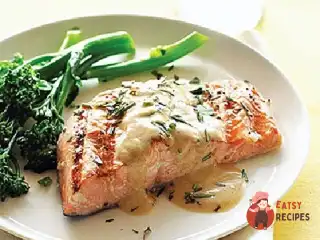 Лосось під огірковим соусом