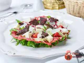 Карпаччо з яловичини з моцарелою та артишоками