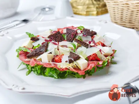 Карпаччо з яловичини з моцарелою та артишоками