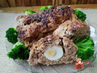 М'ясний рулет з яйцем і брокколі