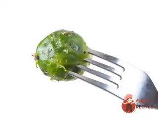 Смажена брюссельська капуста з білим вином та часником