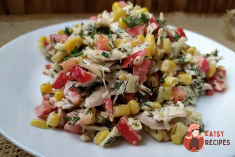 Салат з куркою, кукурудзою і болгарським перцем