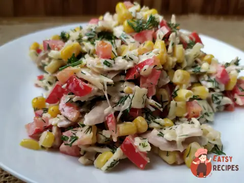 Салат з куркою, кукурудзою і болгарським перцем