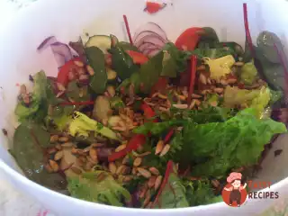 Свіжий салат з авокадо та насінням