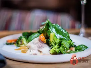 Сибас із зеленими овочами та соусом із тамариндом