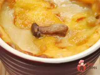 Яєчний кокот із сушеними зморшками або білими грибами