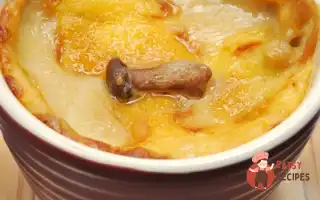 Яєчний Кокот Із Сушеними Зморшками Або Білими Грибами