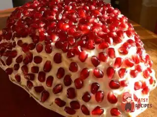 Листковий салат з картоплею, м'ясом та горіхами