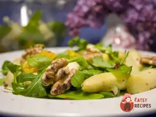 Теплий салат зі спаржі, волоських горіхів та руколи