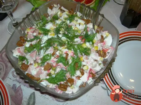 Салат із сухариками та ковбасками
