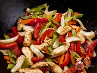 Салат з овочів та грибів на грилі