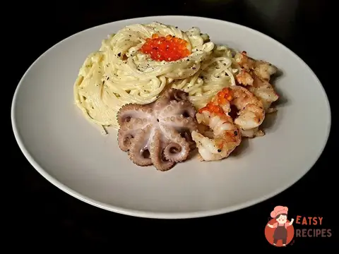 Спагетті у вершковому соусі з морськими гадами