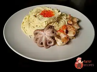 Спагетті у вершковому соусі з морськими гадами