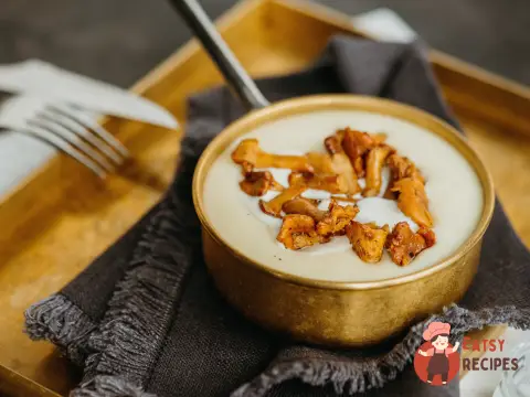 Картопляне пюре з лисичками з мускатним горіхом