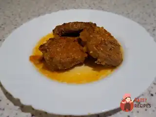 Свиняча вирізка на сковороді з шафраном і лимонним соком
