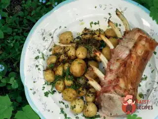 Ариста зі свинячої корейки з молодою картоплею та травами