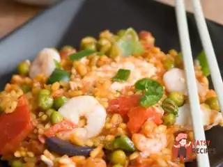 Смажені курка та креветки з солодкою кукурудзою, грибами та рисом