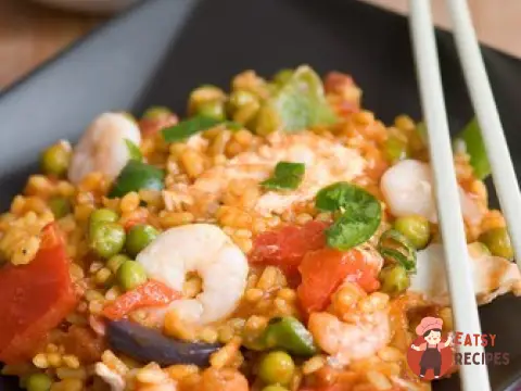 Смажені курка та креветки з солодкою кукурудзою, грибами та рисом