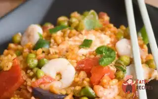 Смажені Курка Та Креветки З Солодкою Кукурудзою, Грибами Та Рисом