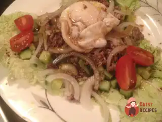 Салат з тунцем та яйцем пашот