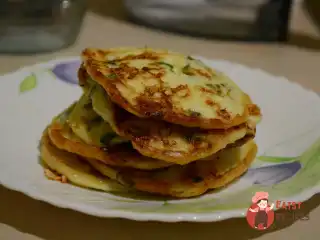 Сметані коржі з сиром та зеленню