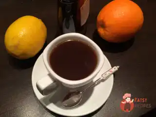 Кава з прянощами, цедрою та коньяком