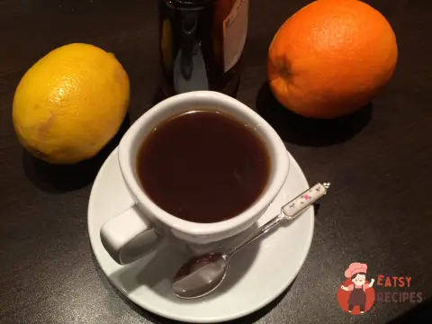 Кава з прянощами, цедрою та коньяком